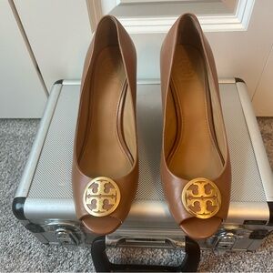 Tory Burch Tan Leather Peep Toe Heels with Gold Logo – Size 7.5 👠